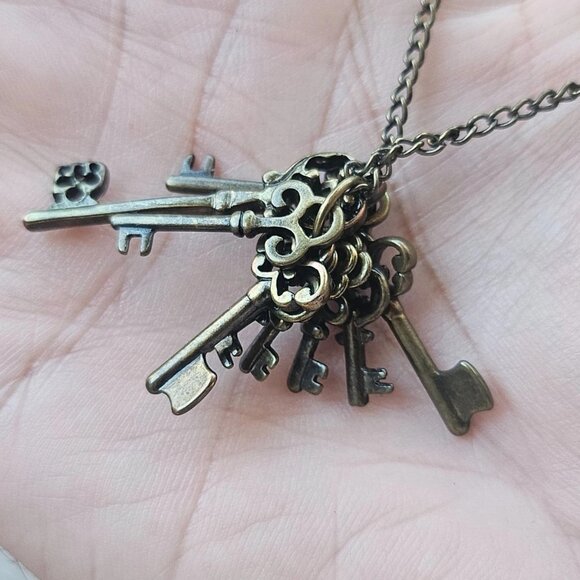 Nordstrom Rack Necklaces Antique Style Bronze Tone Multi Keys Pendant Jewelry - Picture 1 of 12